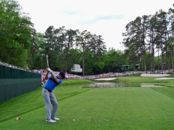 Jordan Spieth se prepara para realizar su tiro de salida desde el hoyo 16, durante la primera jornada en el campo Augusta National. AFP / A. Redington
