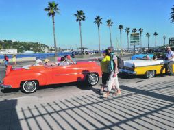 Ciudadanos cubanos se pasean por el Malecón de La Habana Hoy y mañana se decide el avance de la reanudación de las relaciones con EU. AFP /