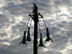 Los Voladores de Papantla evocan a las aves y el sol. Dan 52 vueltas, 13 por cada punto cardinal. EFE / ARCHIVO