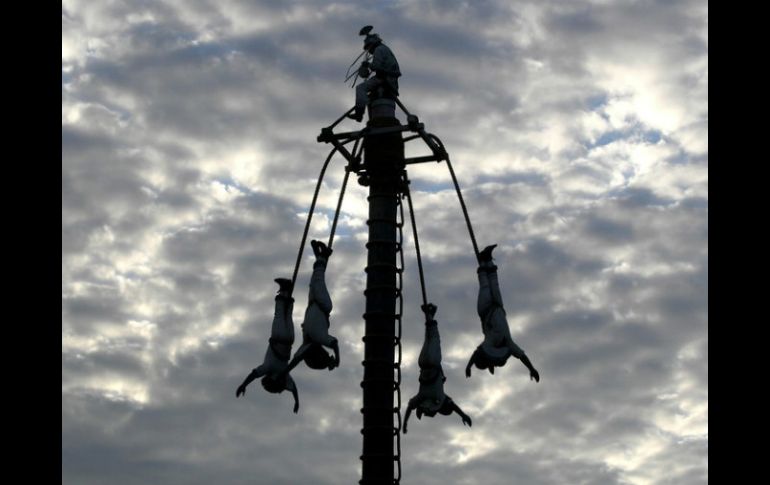 Los Voladores de Papantla evocan a las aves y el sol. Dan 52 vueltas, 13 por cada punto cardinal. EFE / ARCHIVO