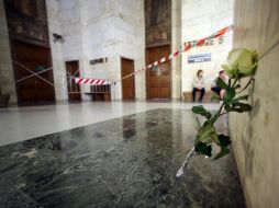 Una flor en uno de los muros del Palacio de Justicia de Milán honrra a las víctimas, un día después del tiroteo registrado. EFE / M. Bazzi