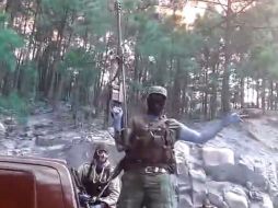 El audiovisual se encuentra editado y a través de filtros de color se aprecian unas 15 camionetas en caravana sobre la carretera. YOUTUBE / La Polaka