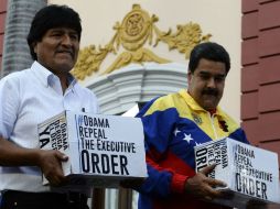 Maduro junto con Morales reciben más de 10 millones de firmas contra el decreto de Obama emitido el 9 de marzo pasado. AFP / F. Parra