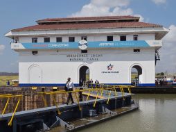 Barack Obama pasea por la sección Miraflores del Canal de Panamá durante su gira a ese país centroamericano. AFP / M. Ngan