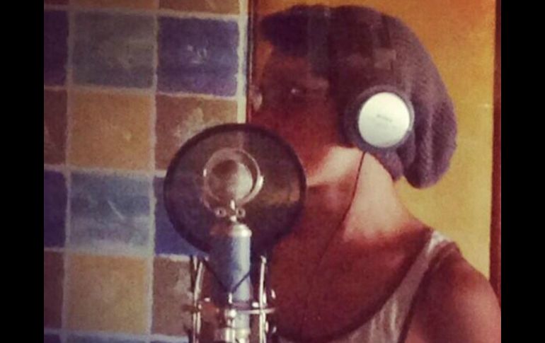 Mayer señala que desde hace tiempo escribe temas para dar forma a su álbum debut, el cual aún no sabe cuándo estará listo. TWITTER / @pablocampos98