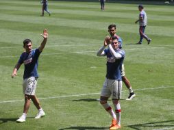 Los jugadores de Chivas agradecen a los aficionados su visita del pasado jueves. EL INFORMADOR / M.Vargas