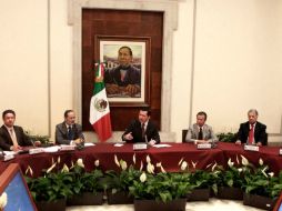 El secretario de Gobernación encabeza la mesa de diálogo que se lleva a cabo en el salón Juárez del Palacio de Covián. SUN / A. Hernández