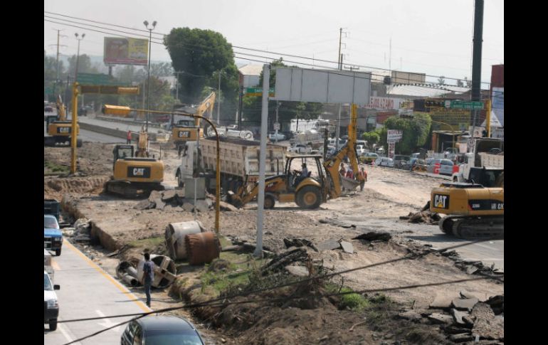 Los trabajos por el Nodo Vial contemplan el retiro del puente peatonal ubicado en Santa Clara. EL INFORMADOR / M. Vargas