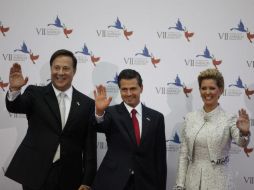 En la foto, el presidente panameño y su esposa reciben a Enrique Peña Nieto en la ceremonia inaugural. EFE / C. Ibarra