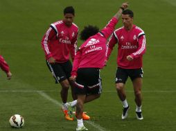 Varane (i), Marcelo (c), y Cristiano Ronaldo (d) en Valdebebas durante el entrenamiento de la plantilla blanca. EFE / J. Lizón