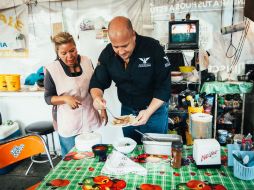 Enrique Alfaro se dio tiempo para servirse un taco. FACEBOOK / EnriqueAlfaroR