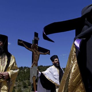 Llegada del fuego santo da inicio a la Pascua ortodoxa en Grecia