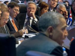El presidente cubano observa a Barack Obama durante una de sus interveciones. AP / P. Martinez