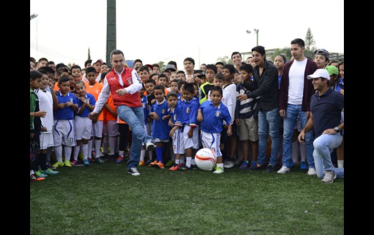 Rizo dio la patada inicial del torneo, acompañado de los  representantes del  Club Oro Jalisco y de Gallos de Jalisco. ESPECIAL / Chava Rizo