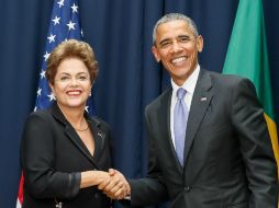 La presidenta brasileña Dilma Rousseff saluda a su homólogo estadounidense Barack Obama durante su reunión en la Cumbre. AFP / R. Stuckert