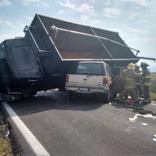 Volcadura de camión deja seis personas heridas