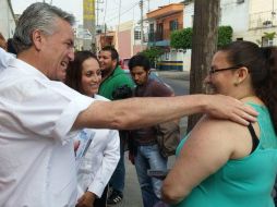 Petersen prometió a vecinos de la colonia Atlas que su administración destinará 200 millones de pesos al mantenimiento de las colonias. TWITTER / @AlfonsoPetersen