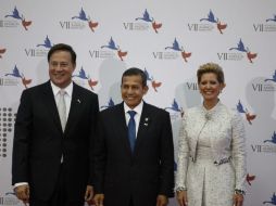 El presidente peruano, Ollanta Humala (c) con su Juan Carlos Varela y su esposa, los anfitriones de este año. EFE / ARCHIVO