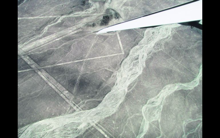 Vista de pájaro. Con la punta del ala de la avioneta, el piloto nos señala las misteriosas Líneas de  Nazca. EL INFORMADOR / P. Fernández