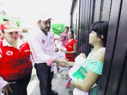 Ricardo Villanueva dialogó con los vecinos de la colonia Tetlán. ESPECIAL /