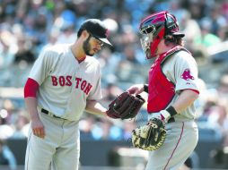 La batería de Joe Kelly (izq.) y Ryan Hanigan maniató a los bates de los Yankees a lo largo de siete entradas. AFP /  J. Zelevansky