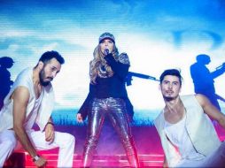 La cantante es acompañada por un impresionante juego de luces y apoyada de coros y bailarines, haciendo su actuación muy energética. TWITTER / @IsaMLobo21