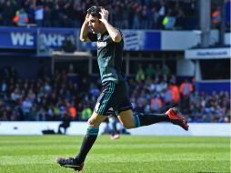 Fábregas llevaba una máscara para proteger su nariz fracturada. AFP / B. Stansall