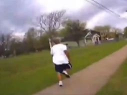 El video del 2 de abril muestra a un policía del Condado de Tulsa que persigue y derriba a Harris. YOUTUBE / Popular On Youtube