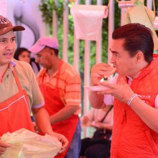 Salvador Rizo visita el tianguis de 'La Consti'