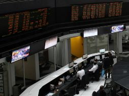 En la BMV se opera un volumen de 2.8 millones de títulos. NTX / ARCHIVO