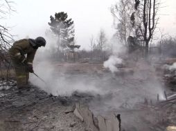 Los agricultores rusos tienen la costumbre de quemar hierba seca al final del invierno, lo que origina muchos incendios. EFE /