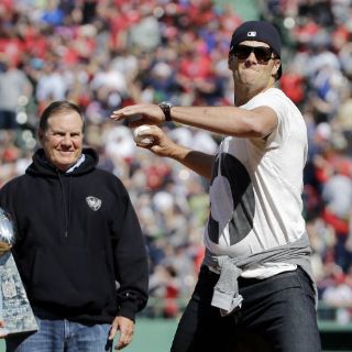 Tom Brady tira una bola 'desinflada' en juego de MLB