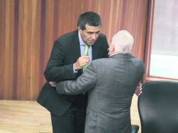 Cambio de estafeta. Constancio Carrasco es felicitado por Alejandro Luna Ramos luego de la votación. SUN /