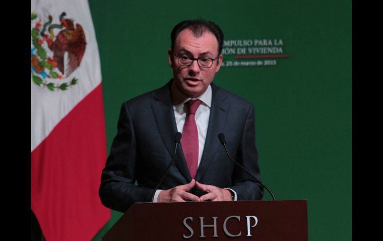 La entrega del documento dirigido a Luis Videgaray, secretario de Hacienda, estuvo encabezada por el abogado Fauzi Hamdan. NTX / ARCHIVO