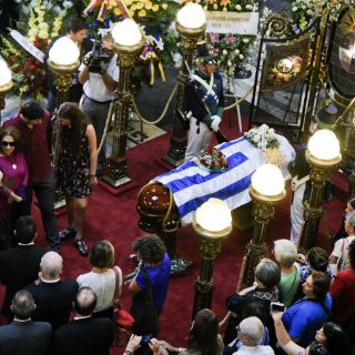 Uruguay dice adiós a Galeano en la sede del Parlamento