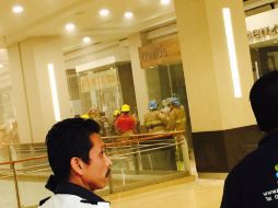 Bomberos se trasladaron al lugar donde procedieron a realizar una evacuación preventiva. FACEBOOK / Alex Villa R