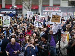 Los manifestantes portaban pancartas en las que se podía leer 'paren los asesinos policiales'. EFE / E. Muñoz
