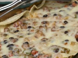 La lasagna es una pasta que se forma con hojas planas de pasta de trigo que se apila en capas con rellenos. AP / ARCHIVO