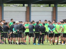 Tras el entrenamiento, Miguel Herrera recorrió el campo del Alamodome y dijo que pese a las malas condiciones no cancelará el juego. NTX / O. Vega
