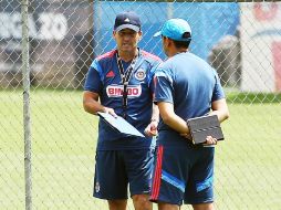 José Manuel de la Torre (izq.) reconoce que el fantasma del descenso continuará al menos un año más en Verde Valle. EL INFORMADOR / ‏E. Barrera