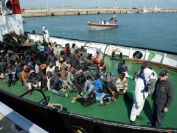 La Guardia Costera italiana socorrió ayer a mil 511 inmigrantes en las aguas del mar Mediterráneo mientras intentaban acceder a Italia. AFP / A. DiVicenzo