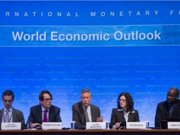 Economistas representates de diversos países en conferencia sobre análisis económicos junto a Olivier Blanchard (c), jefe del FMI. EFE / S. Thew