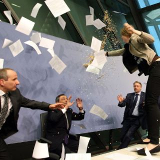 Una joven se abalanza sobre el presidente del BCE