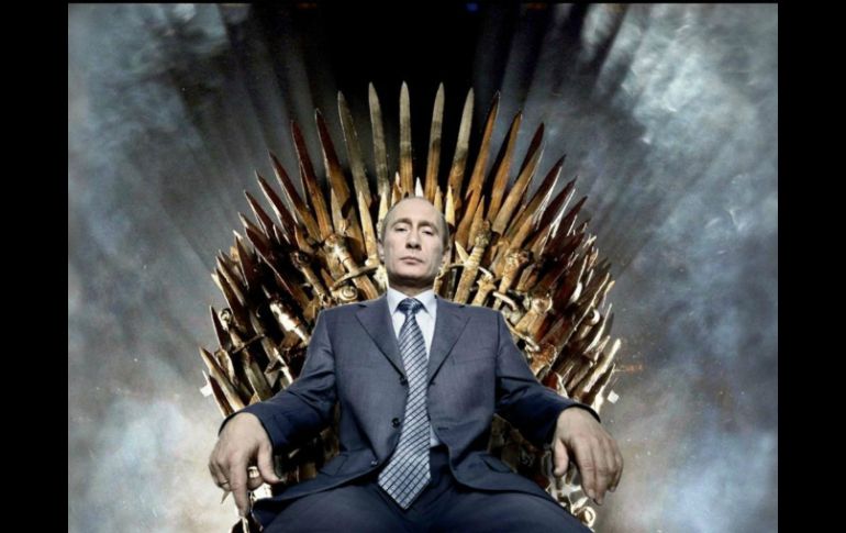 El presidente Putin es blanco constante de ''memes'', como este, donde aparece sentado en el trono de hierro. ESPECIAL /