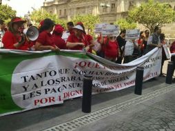 Un grupo compuesto por unos 150 trabajadores de base del Poder Judicial se manifiestan en el Palacio de Gobierno. EL INFORMADOR / A. García