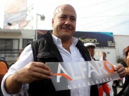 Alfaro visitó una microempresa donde se producen playeras desde hace ocho años. EL INFORMADOR / ARCHIVO
