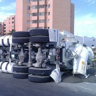 Camión de concreto volcado provoca tráfico en Lázaro Cárdenas