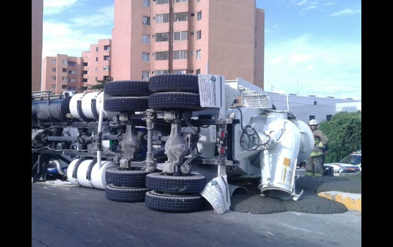El incidente provocó una intensa carga vehicular en la zona. ESPECIAL /