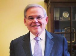 Menendez (foto) está acusado de ejercer ilegalmente su influencia política para ayudar a Melgen a cambio de un millón de dólares. TWITTER / @SenatorMenendez