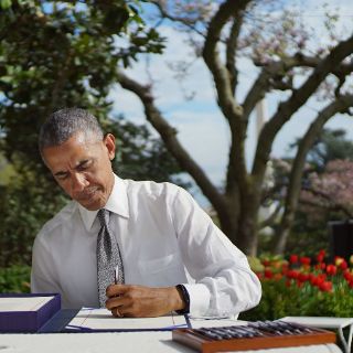 Obama firma ley sobre pagos del Medicare a los médicos